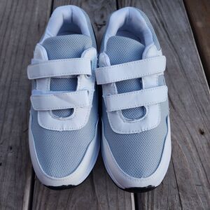New Womens Soft And Light White & Gray  Comfort Walking Casual Sneakers Size 9